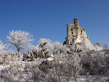 Ruiny Zamku w Mirowie zimą